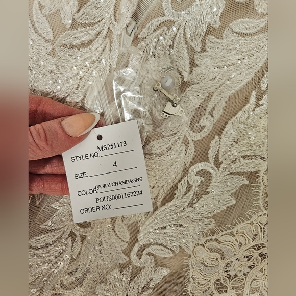 NWT 🔔 Melissa Sweet Sleeved V-Neck Sheath Wedding Dress - SIZE 4 - Picture 8 of 16